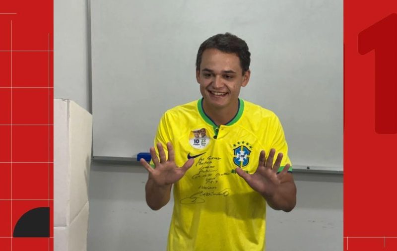 Lorenzo Pazolini (Republicanos) vota em Vitória