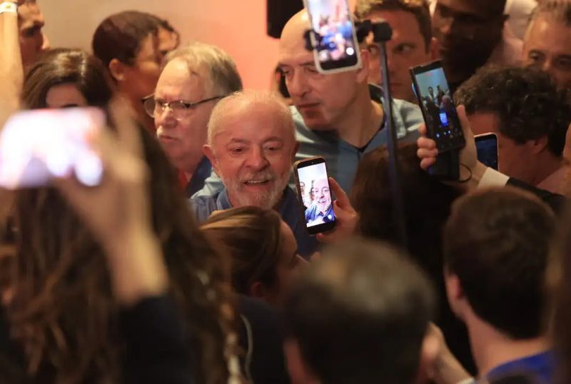 Lula é reeleito para o quarto mandato presidencial no Brasil