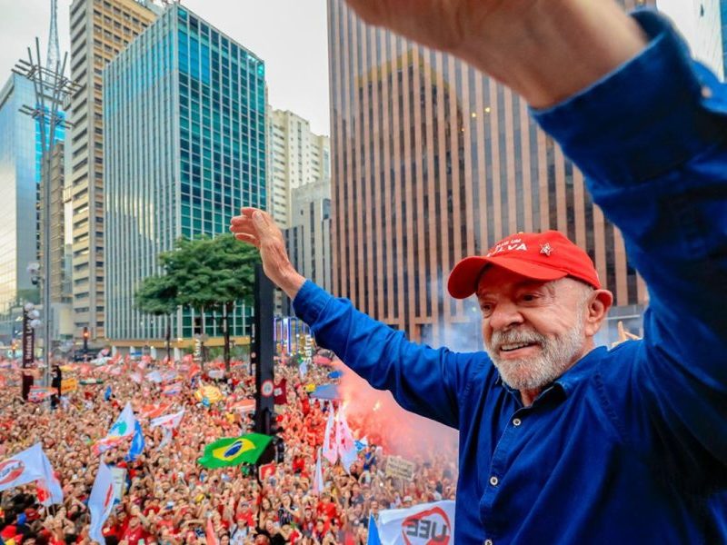Lula conquista virada inédita no segundo turno e é reeleito para 4º mandato