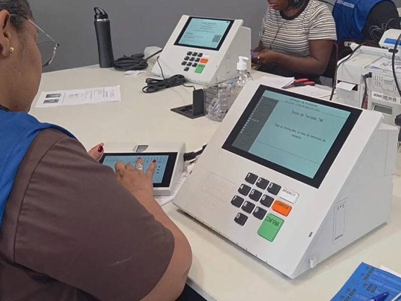 Mais de 329 mil eleitores estão aptos a votar neste domingo em Macaé, Rio das Ostras e Casimiro de Abreu; urnas são distribuídas