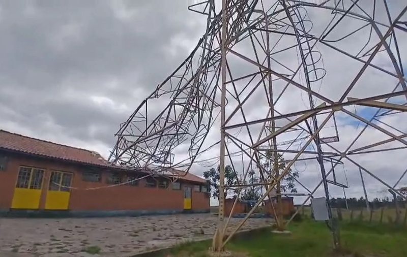 Torre de telefonia segue sobre escola no RS após 10 dias de queda