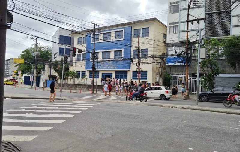 Meningocócica ACWY: último dia da campanha tem filas e vacinas esgotadas em alguns postos no Rio
