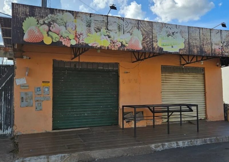 Menino que morreu após ser deixado dentro de carro estava dormindo em veículo em frente ao trabalho dos pais, diz polícia