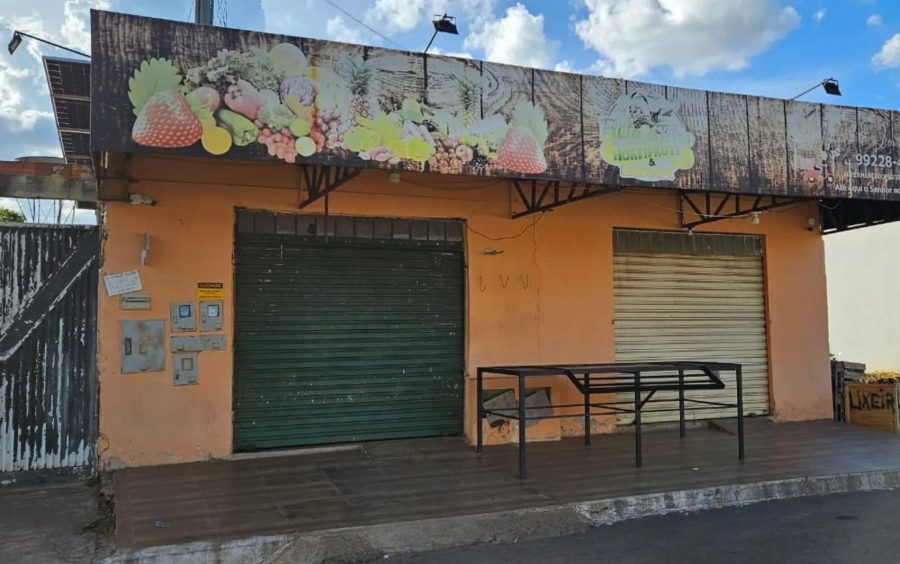 Menino que morreu após ser deixado dentro de carro estava dormindo em veículo em frente ao trabalho dos pais, diz polícia