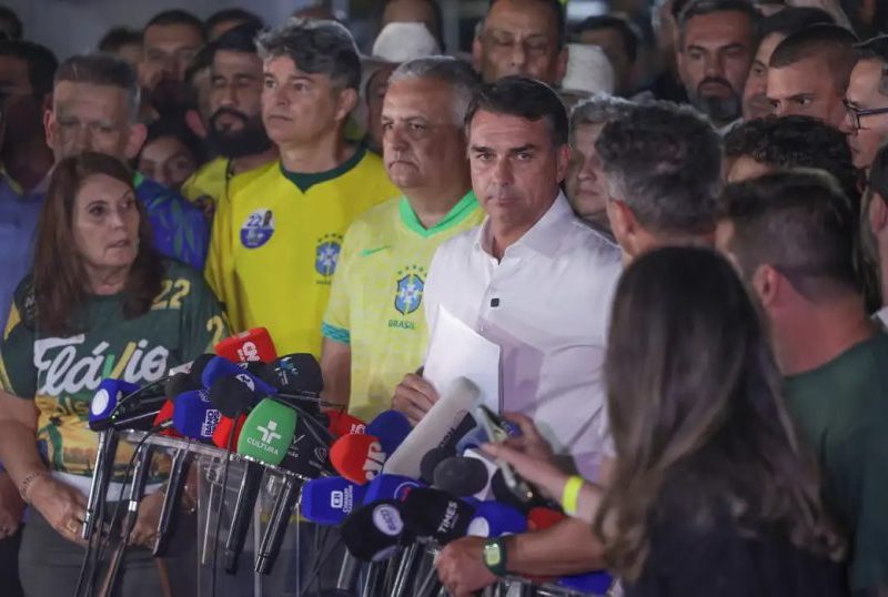 Moraes proíbe Flávio Bolsonaro de deixar o país e exige passaporte