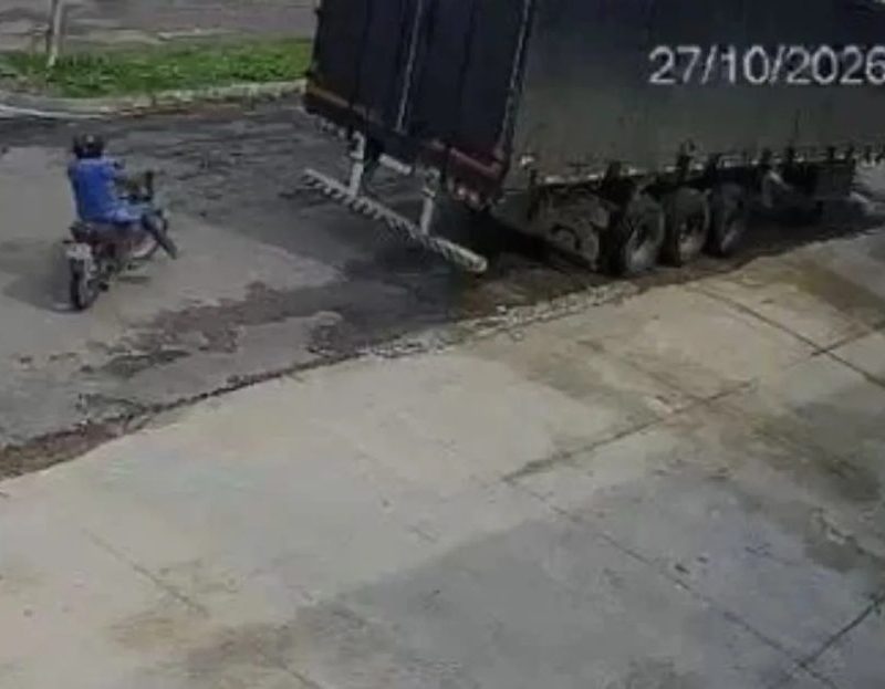 Motociclista morre após não conseguir frear e bater na traseira de caminhão; VÍDEO