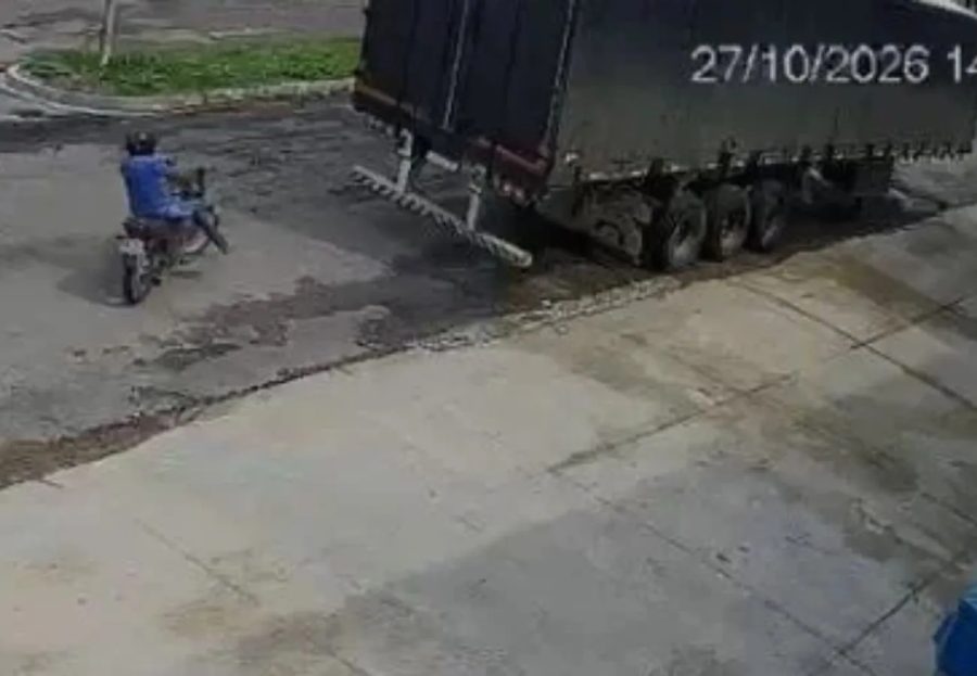 Motociclista morre após não conseguir frear e bater na traseira de caminhão; VÍDEO