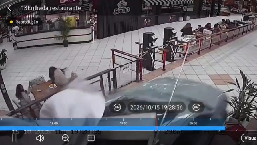 Carro de luxo invade restaurante em SC e assusta clientes