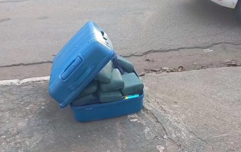 Motorista de ônibus interrompe viagem para repassar mala com drogas à esposa e casal acaba preso em Porto Velho