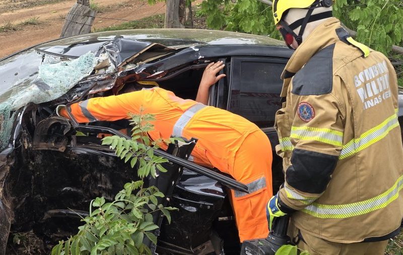 Motorista fica presa às ferragens após bater carro em árvore às margens da rodovia entre Unaí e Brasília