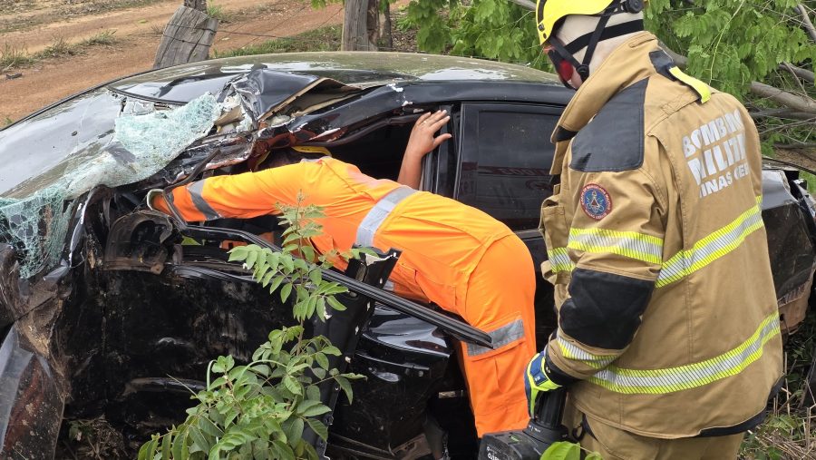 Motorista fica presa às ferragens após bater carro em árvore às margens da rodovia entre Unaí e Brasília