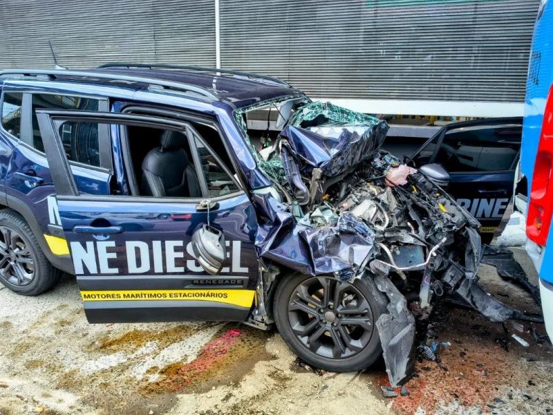 Motorista fica presa em carro após colisão com ônibus na Avenida Constantino Nery, em Manaus