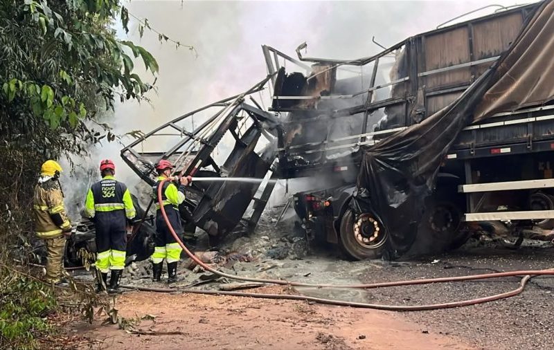 Motorista morre carbonizado após batida entre veículos na BR-364 em RO