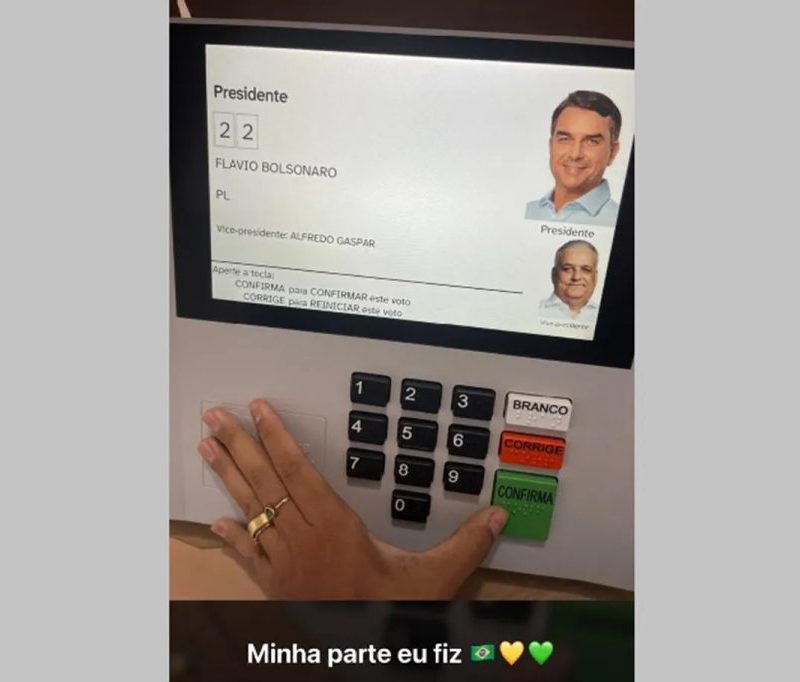 Mulher sabia que era ilegal e mesmo assim decidiu fotografar urna no momento da votação e postar no WhatsApp, diz polícia