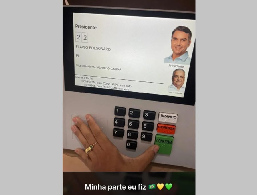 Mulher sabia que era ilegal e mesmo assim decidiu fotografar urna no momento da votação e postar no WhatsApp, diz polícia