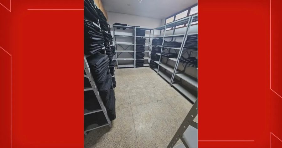 Mulher suspeita de furtar 36 coletes à prova de balas do Detran se apresenta à polícia e é presa