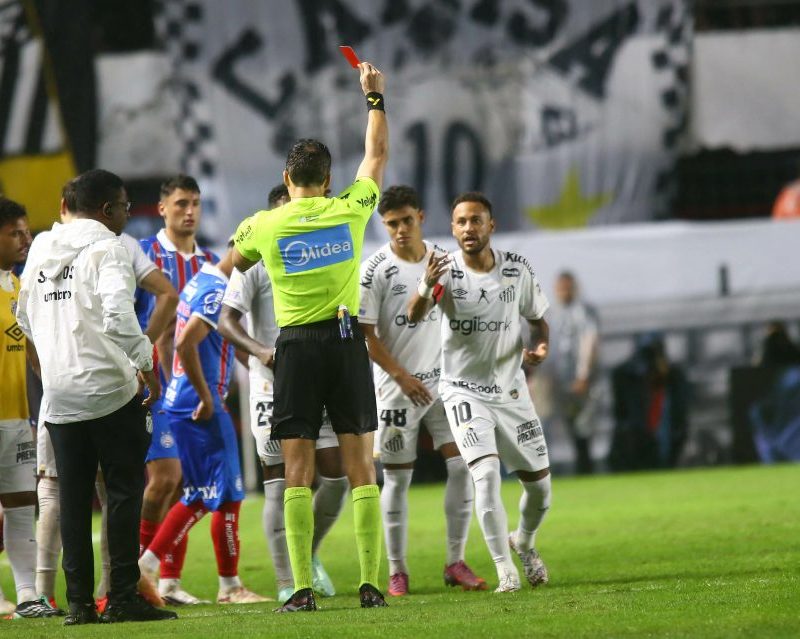 Neymar pega suspensão e desfalca o Santos por quase um mês