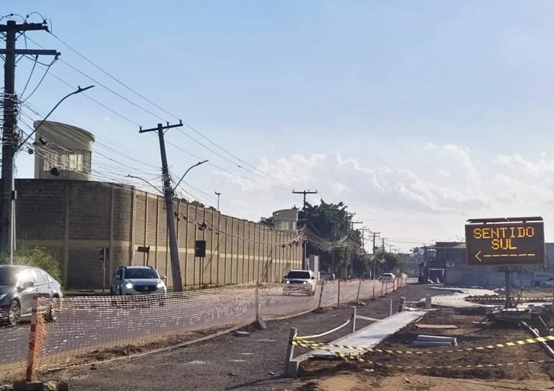 Obras de duplicação alteram acesso a condomínio na Avenida Artêmia Pires, em Feira de Santana
