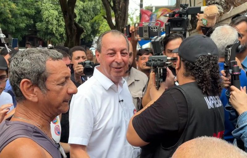 Omar Aziz vota em Manaus durante pleito ao Governo do Amazonas