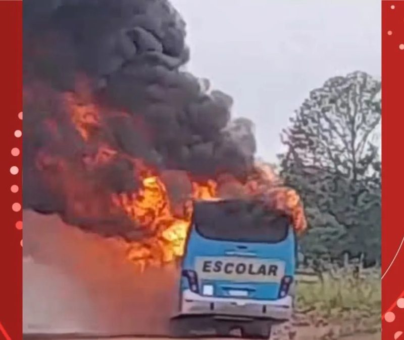 Ônibus escolar pega fogo em assentamento de Candeias do Jamari, RO