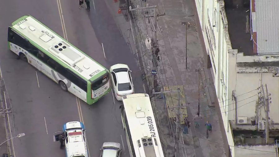 Ônibus são usados como barricada em Irajá após PM anunciar ocupação no Complexo da Serrinha