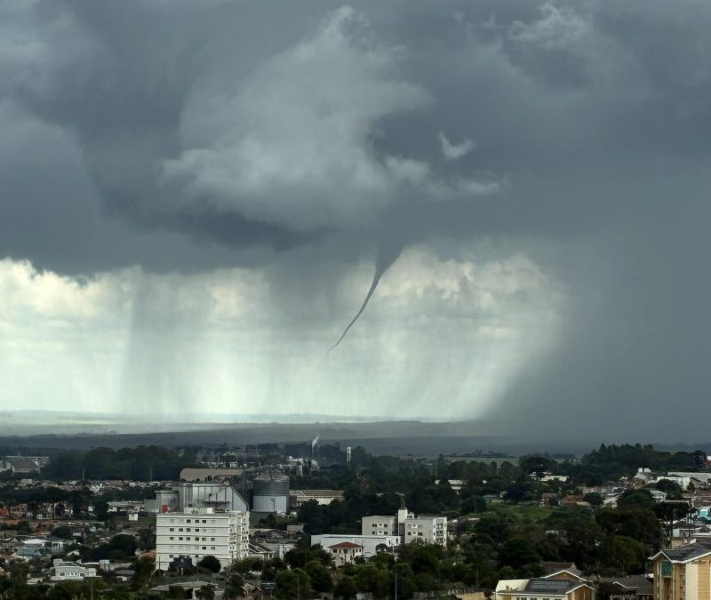 Paraná tem alerta de chuva intensa e ventos de até 60 km/h antes da volta do calor; veja a previsão do tempo