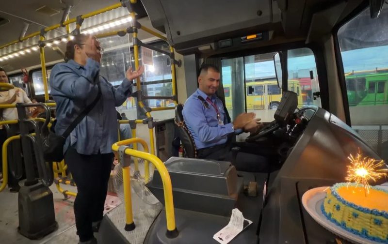 Passageiros fazem festa surpresa para motorista no PR