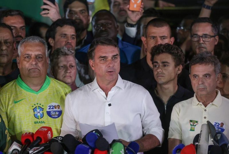 PF investiga circunstâncias da fuga de Flávio Bolsonaro do Brasil