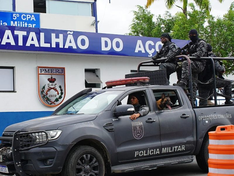 PM afirma que confronto entre grupos criminosos deixa dois mortos, feridos e veículos incendiados em Volta Redonda; entenda