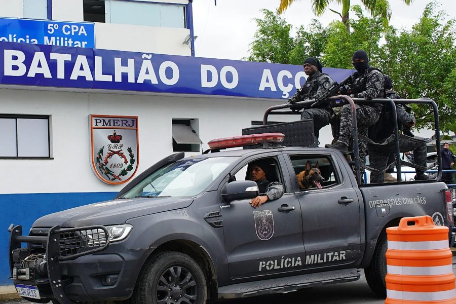 PM afirma que confronto entre grupos criminosos deixa dois mortos, feridos e veículos incendiados em Volta Redonda; entenda