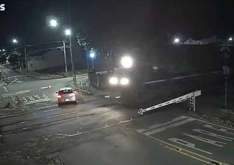 Por um triz: câmera grava momento em que carro quase é atingido por locomotiva ao atravessar linha férrea
