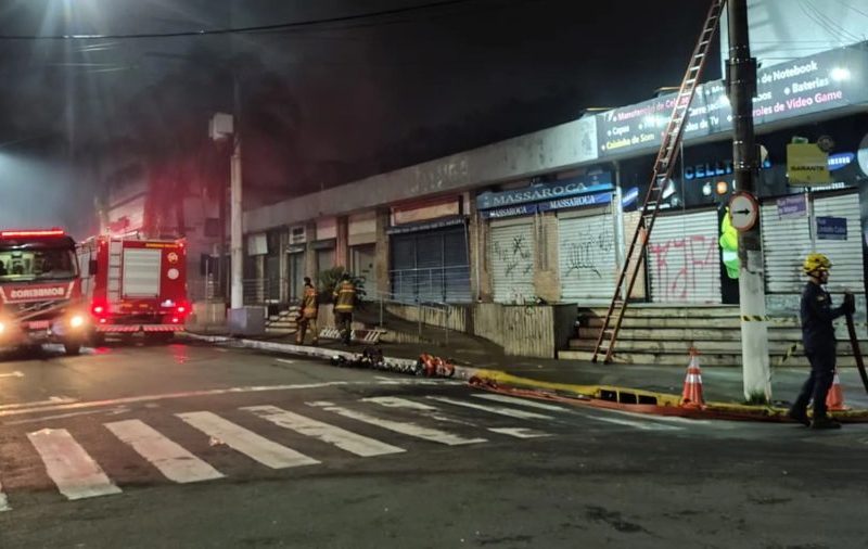 Incêndio destrói salas comerciais e faz telhado desabar