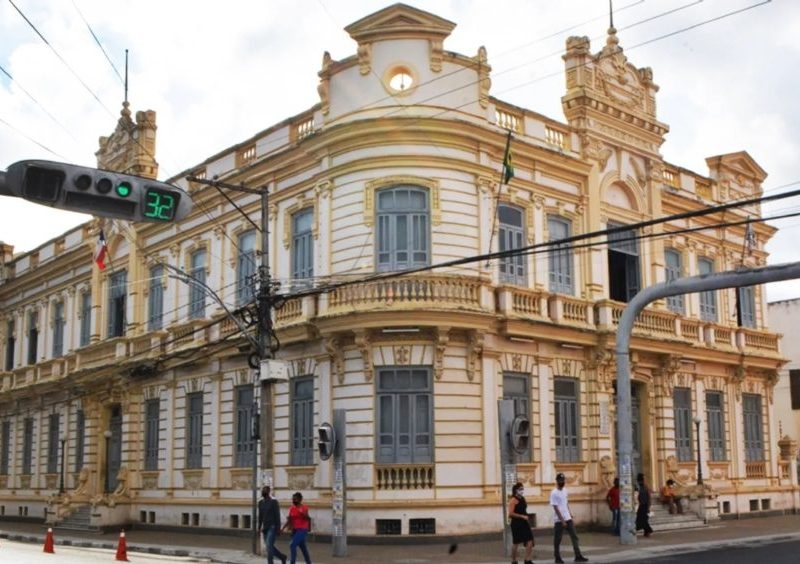 Feira de Santana antecipa salário de servidores municipais