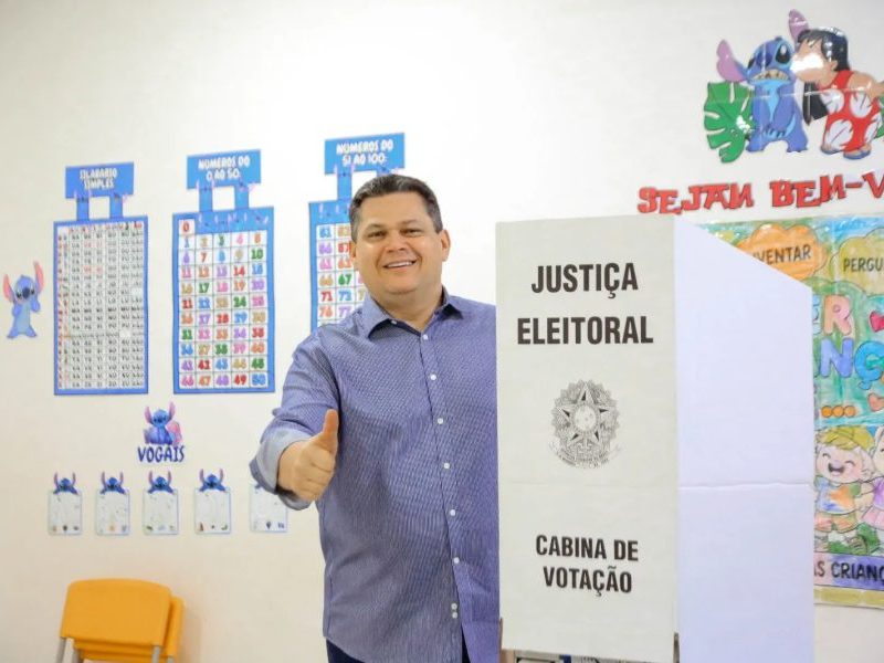 Davi Alcolumbre vota no Amapá e pede paz no segundo turno