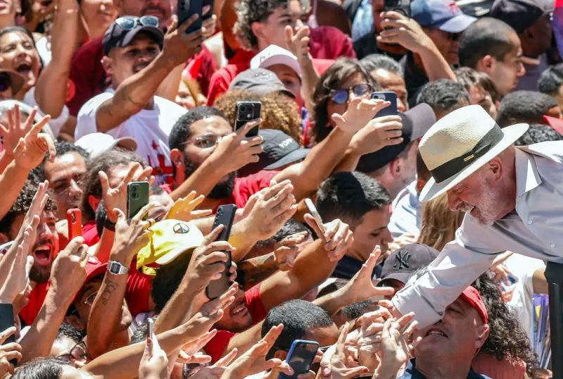 TSE parabeniza Lula por reeleição presidencial no Brasil