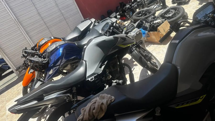Rastreador de moto furtada leva polícia a desarticular desmanche de veículos em Fortaleza