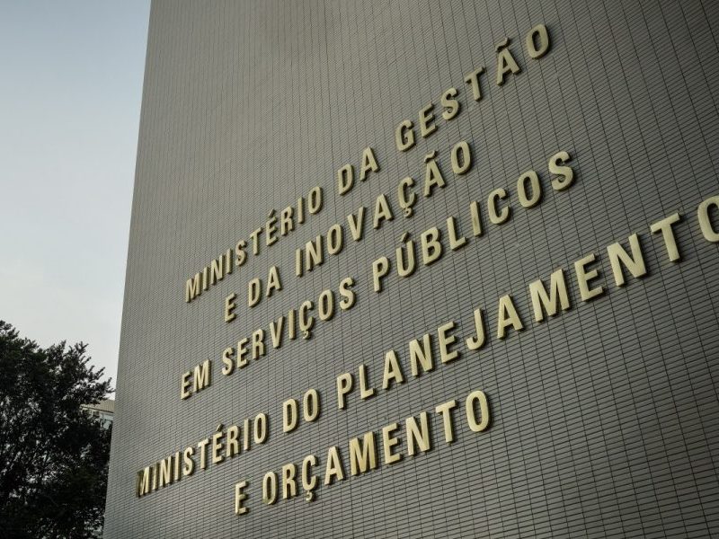 Lula busca R$ 20 bi no Orçamento para novos programas sociais