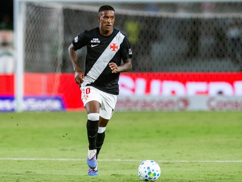 Robert Renan, do Vasco, sofre acidente de carro e passa bem