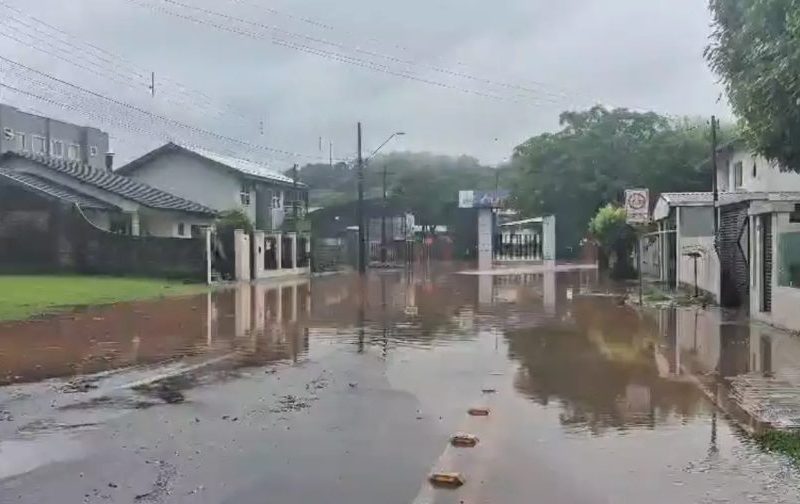 Ruas de cidade do Paraná alagam após 120 mm de chuva em sete horas