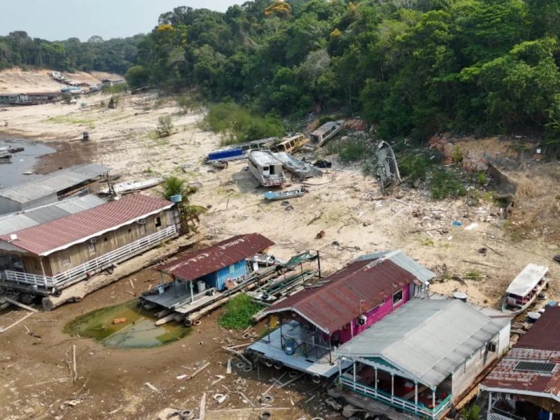 Seca do Rio Negro dificulta transporte em Manaus e ribeirinhos enfrentam caminhadas de até 2 km