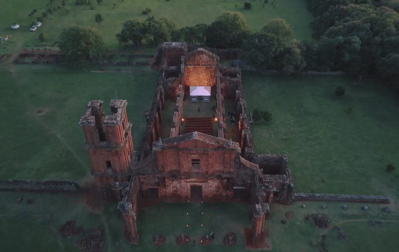 Sítio arqueológico de 400 anos no RS recebe festival de cinema com sessões dentro de ruínas