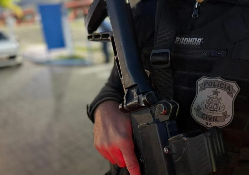 Suspeito de roubos em cinco cidades da Bahia é preso com TVs, Xbox, celulares, notebook e drogas