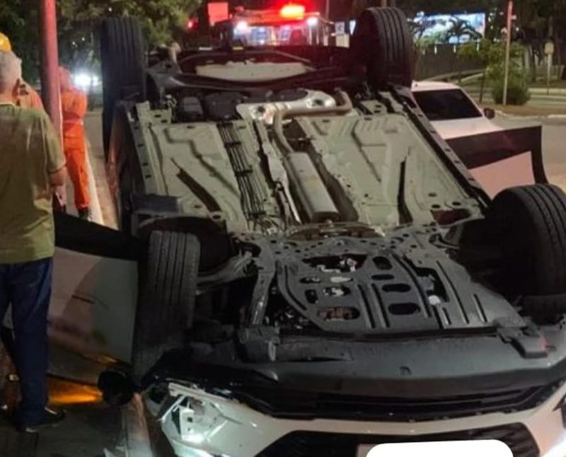 Táxi capota após colisão com carro na Avenida Beira-Mar em Aracaju