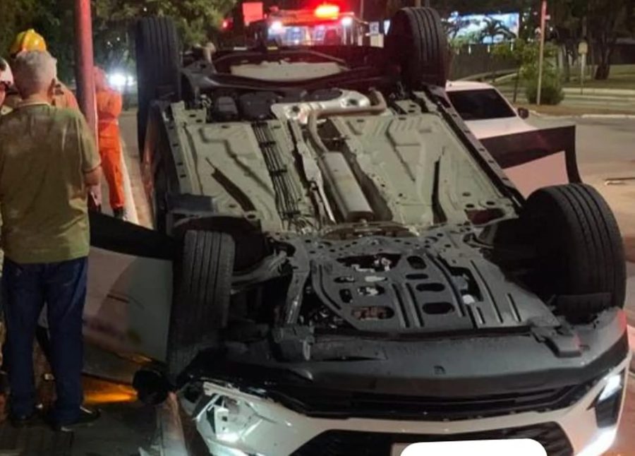 Táxi capota após colisão com carro na Avenida Beira-Mar em Aracaju