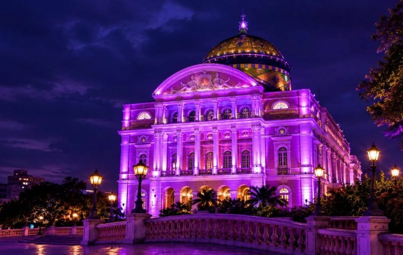 Teatro Amazonas e Ponte Rio Negro recebem iluminação roxa em homenagem ao grupo sul-coreano BTS
