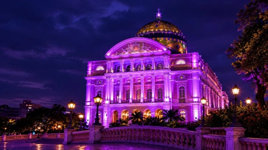Teatro Amazonas e Ponte Rio Negro recebem iluminação roxa em homenagem ao grupo sul-coreano BTS