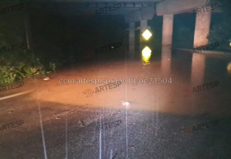 Temporal causa alagamentos e deixa desabrigados em SP