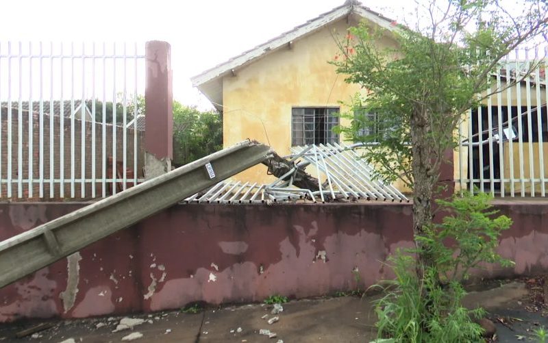 Temporal no Paraná derruba postes, causa estragos em casas e deixa mais de 30 mil imóveis sem energia na região norte