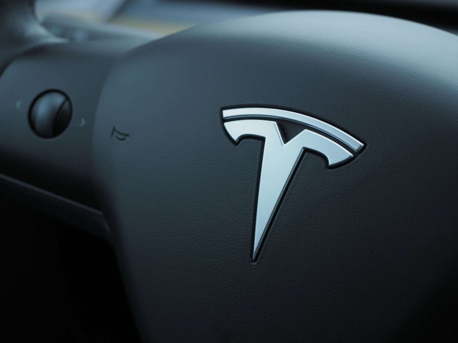 Tesla vê lucro cair enquanto investe em IA e robôs