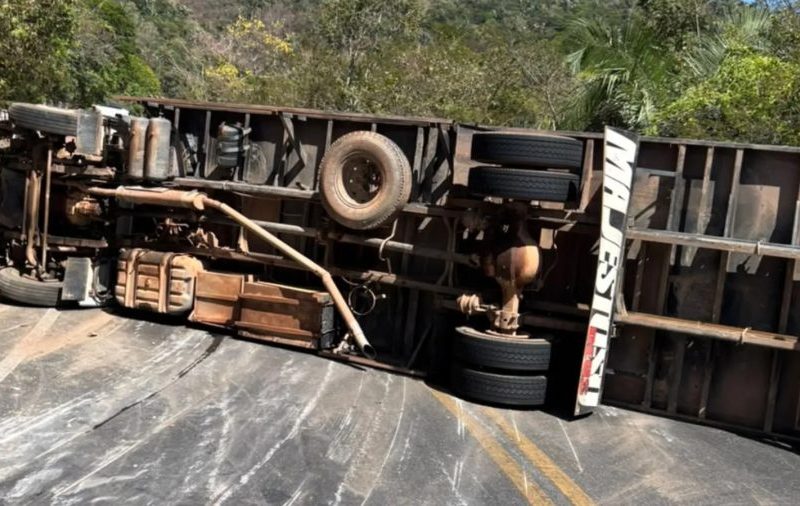 BR-222 é interditada em Tianguá após tombamento de caminhão